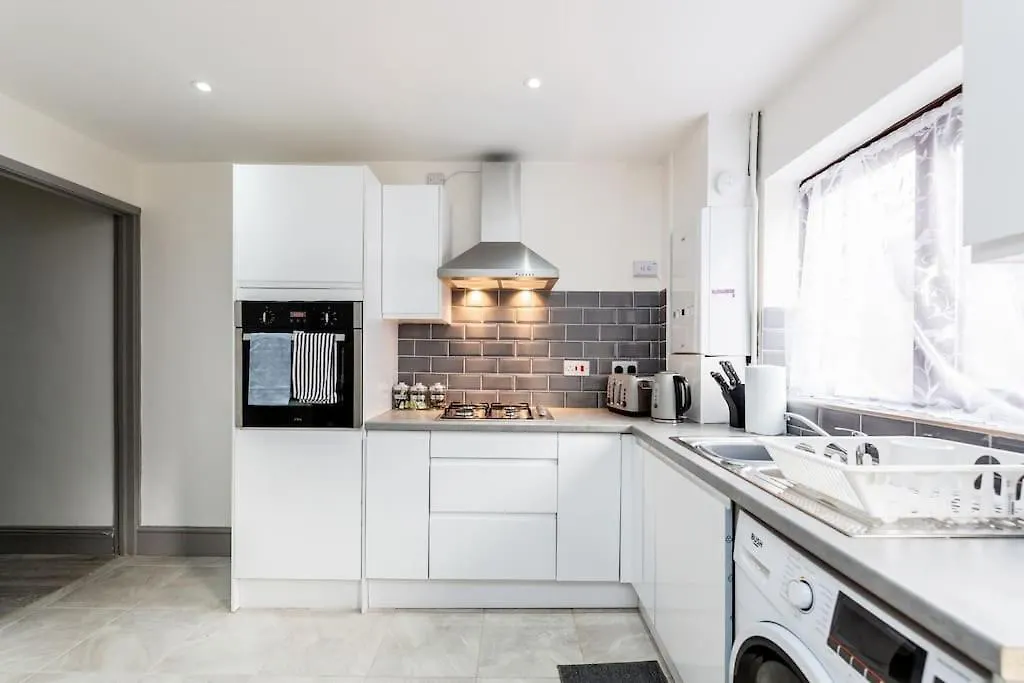 Cosy 2 Bedroom House! Dagenham! Free Parking Goodmayes