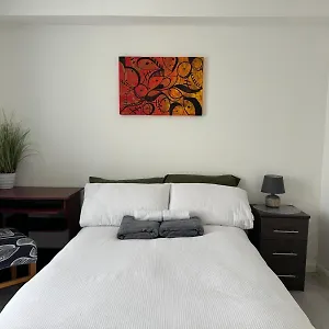 Homestay Luxury 5-Room House - Your Perfect Getaway Awaits, Goodmayes