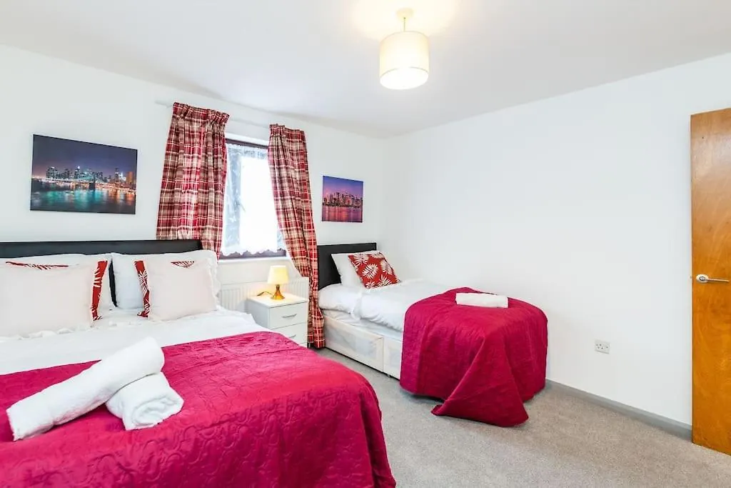 Cosy 2 Bedroom House! Dagenham! Free Parking Goodmayes 0*,  United Kingdom