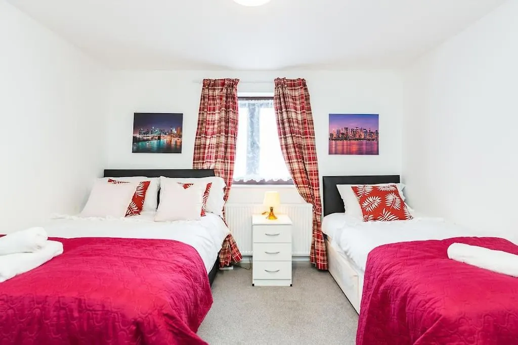 Cosy 2 Bedroom House! Dagenham! Free Parking Goodmayes Apartment