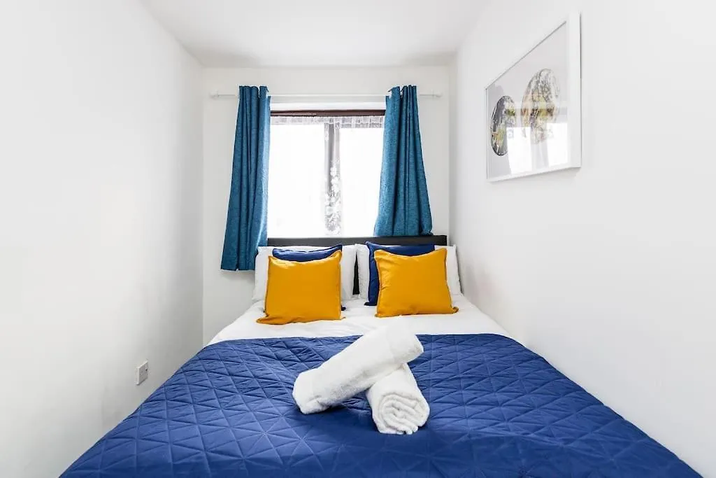 Cosy 2 Bedroom House! Dagenham! Free Parking Goodmayes 0*,