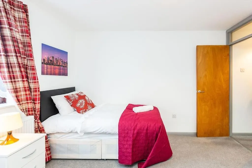 Cosy 2 Bedroom House! Dagenham! Free Parking Goodmayes Apartment